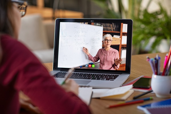 Você está visualizando atualmente Ensino a distância cresce 474% em uma década no Brasil