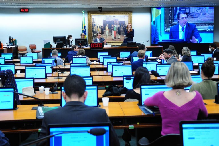 Você está visualizando atualmente Confira a PEC que propõe mensalidade nas universidades públicas